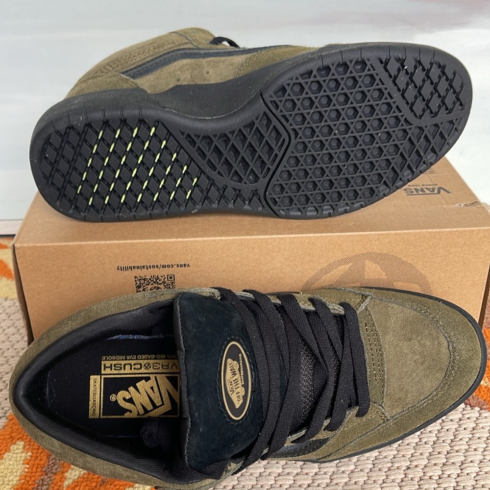 Vans WMNS Zahba Mid
Beatrice Domond Dark Olive
VN000CBSDOL
Sneakers - Picture 3 of 16